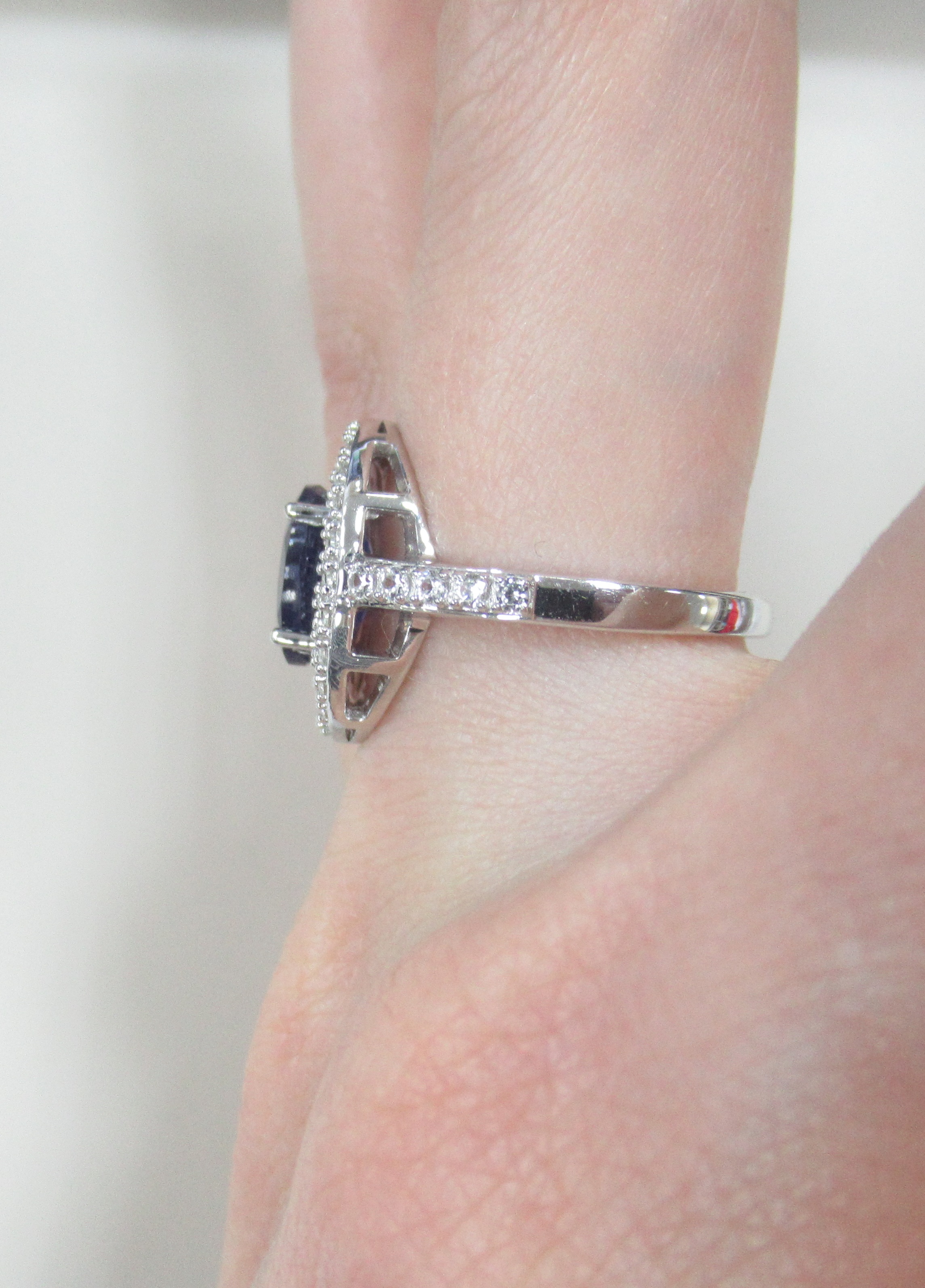 Серебряное кольцо с сапфиром